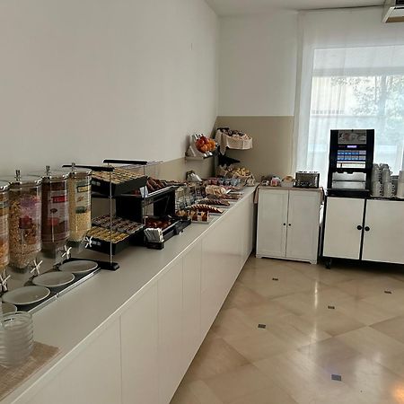 Hotel Massimo Riccione Luaran gambar