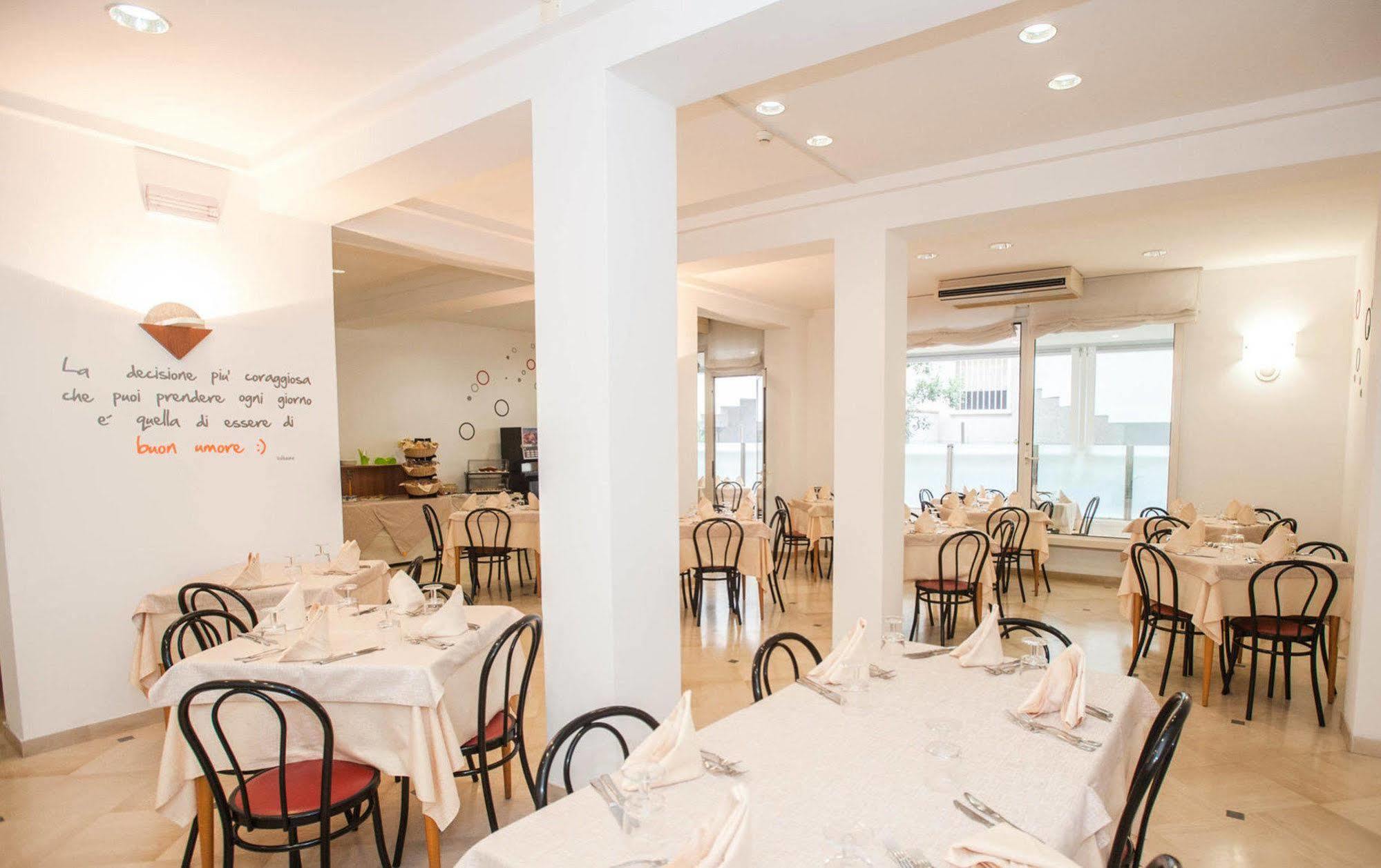 Hotel Massimo Riccione Luaran gambar