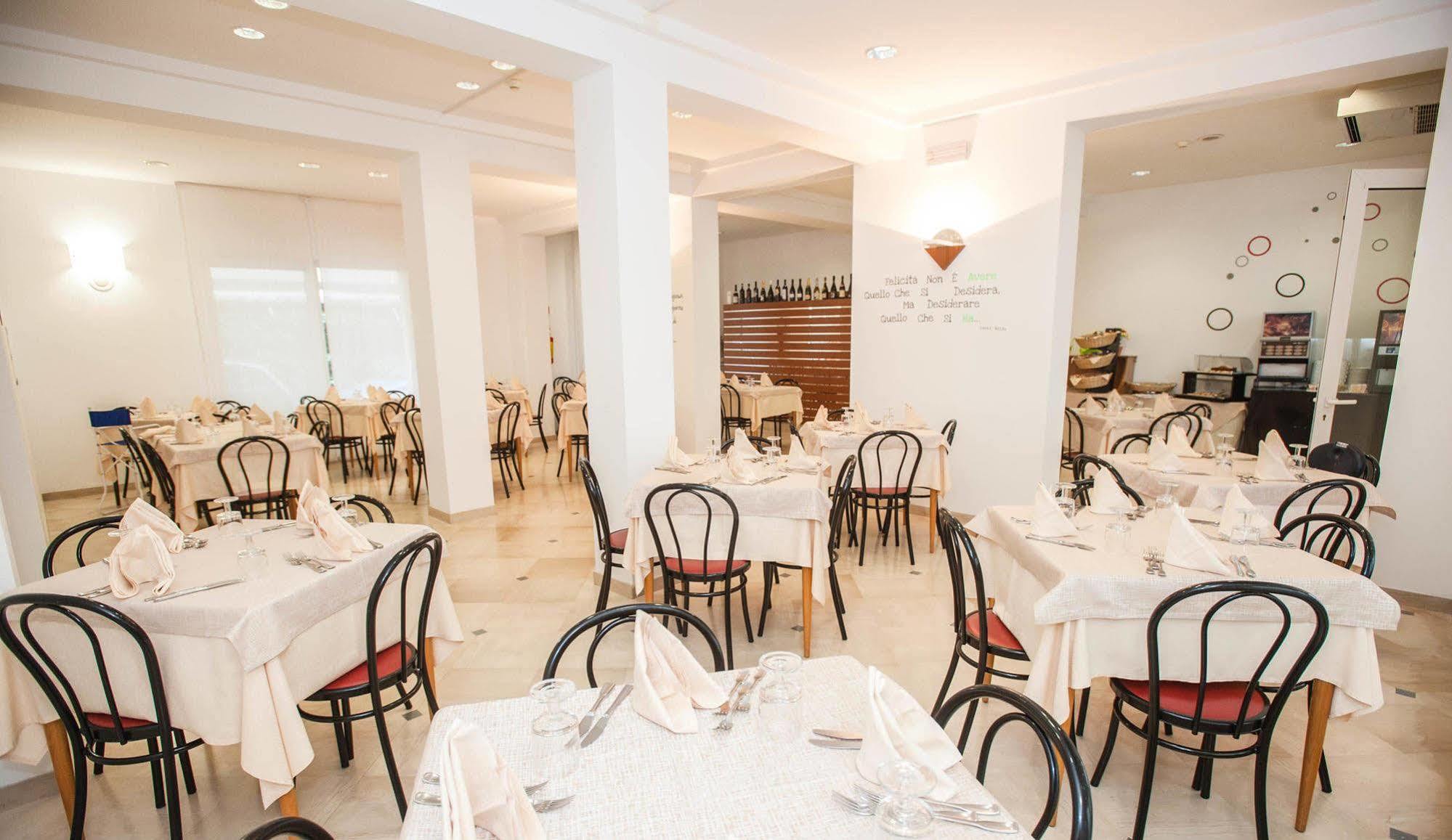 Hotel Massimo Riccione Luaran gambar